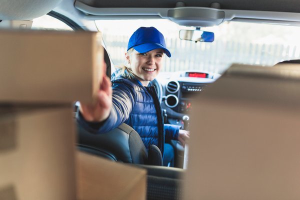 Mulher atuando na logística com sistema Milk Run